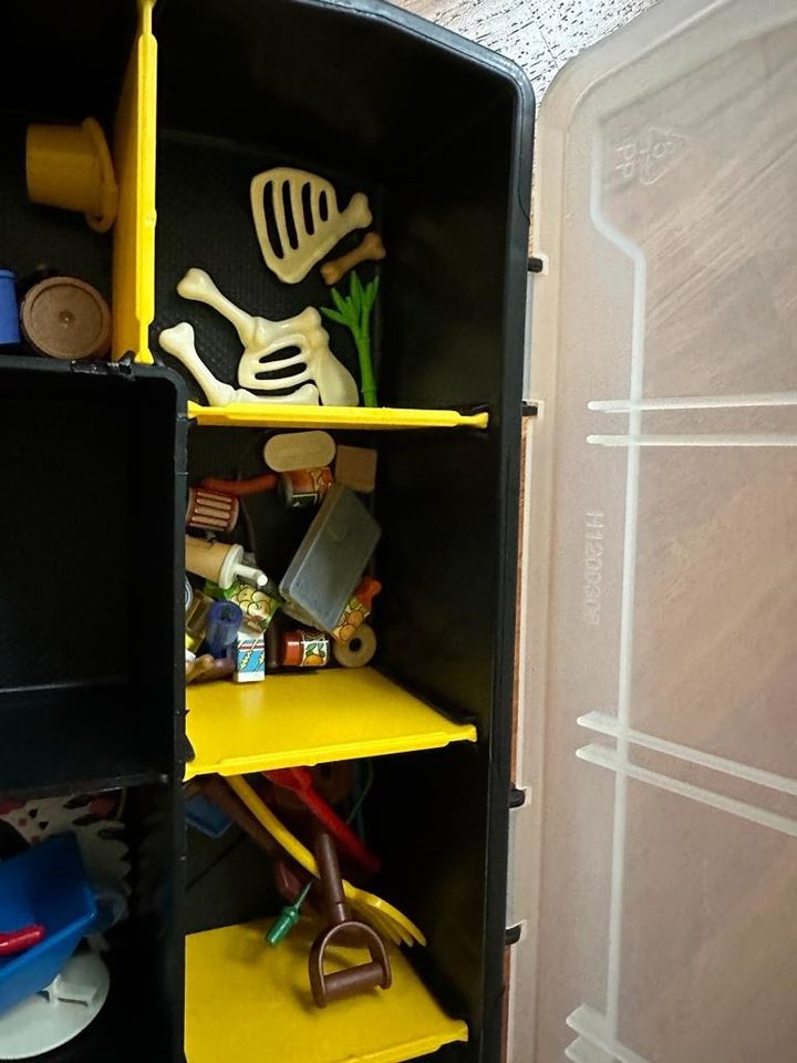Werkzeugkiste mit Playmobil kleinteilen in Berlstedt