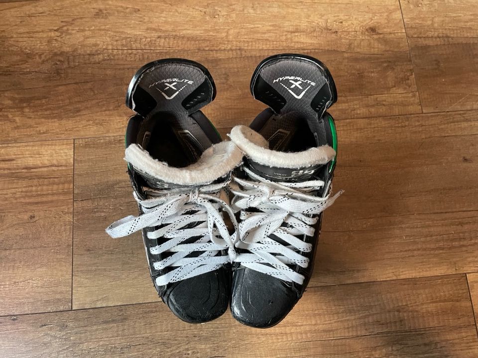 Bauer Hyperlite Eishockey Schlittschuhe in Lampertheim