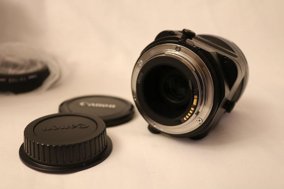 Canon Objektiv TS-E 24mm f/3.5 L mit Lens Case LP1216 in Moers