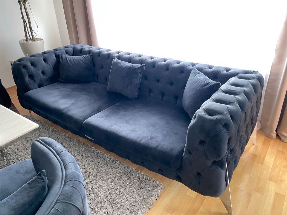 Chesterfield Samt Dunkel Blau Couch Garnitur (Set 3 + 3 + 1 + 1) in Mühlheim am Main