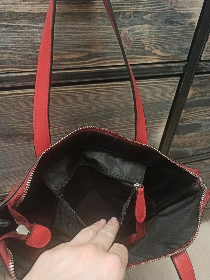 Handtasche rot in Brand