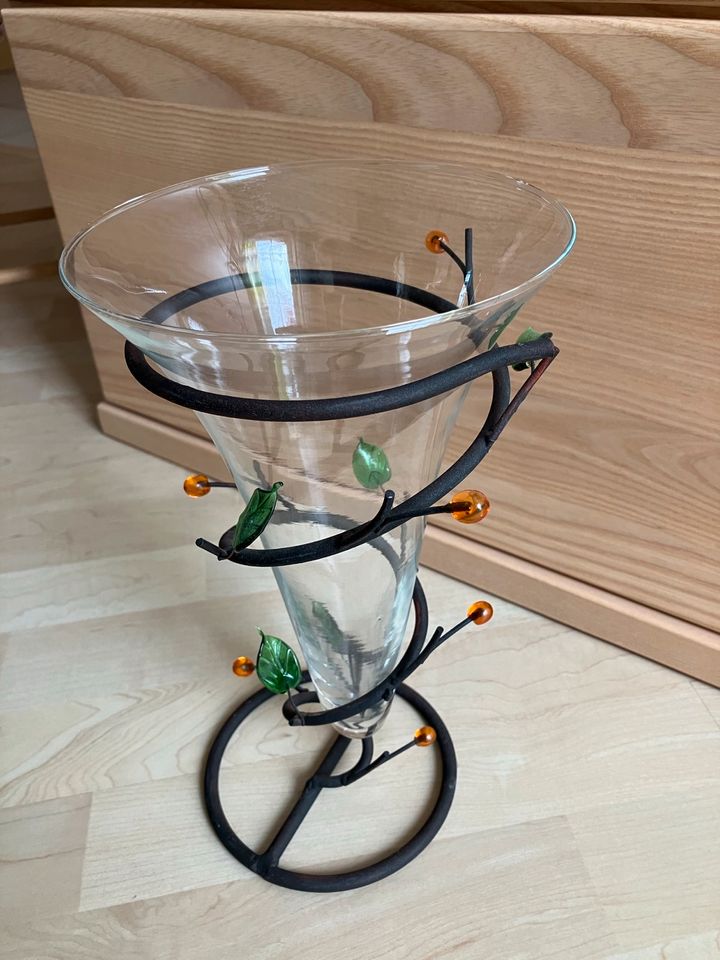 Sehr schöne Vase mit metallverzierung und Glasblättern in Mistelgau