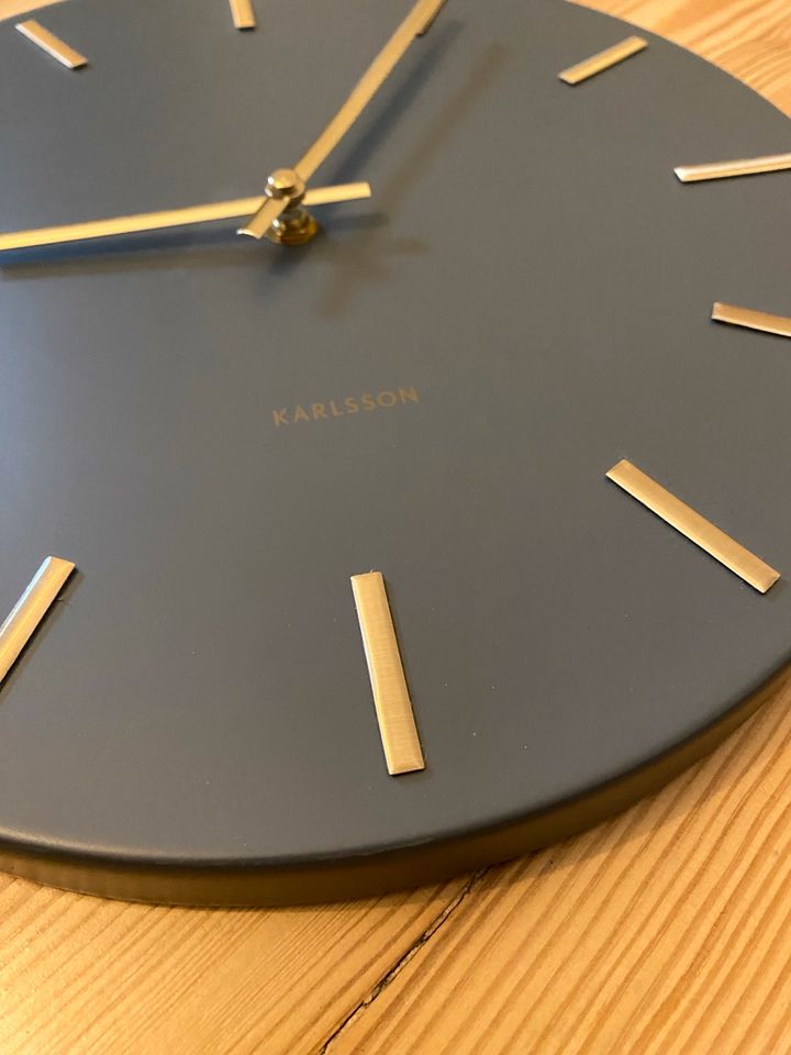 Karlsson Wanduhr/ Uhr , grau & gold in Berlin