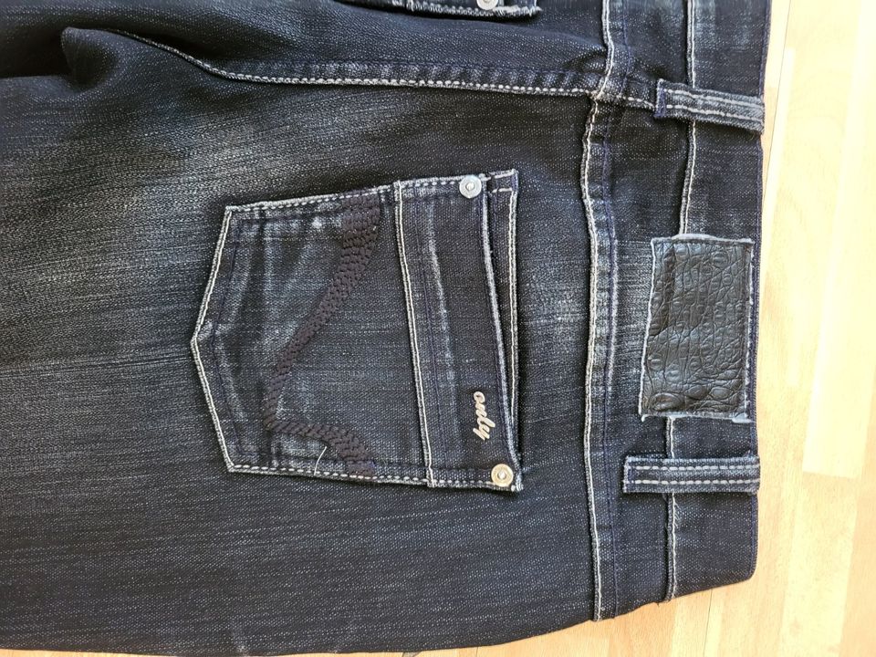 Biete tolle Jeans in Gochsheim