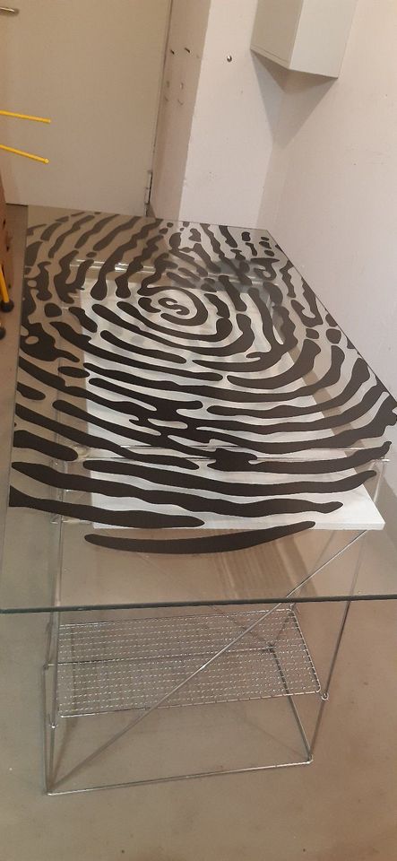 Schreibtisch Glasplatte Fingerprint/Zebra auf Metallfüßen in Hamburg