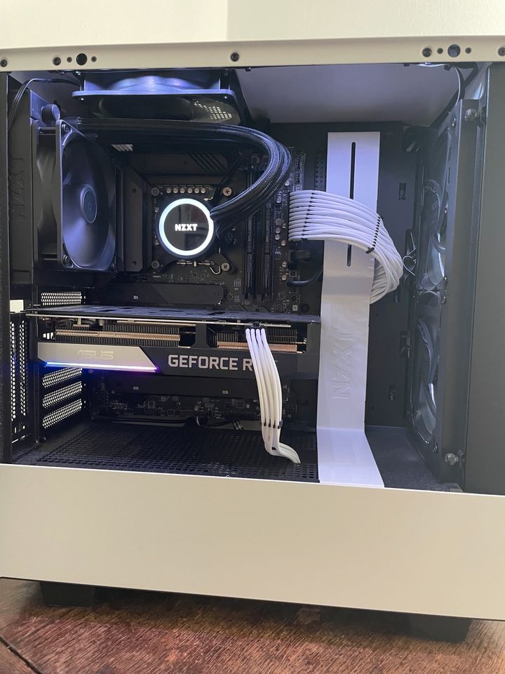 NZXT Gaming PC + Gigabyte M27q Gaming Monitor in Berlin
