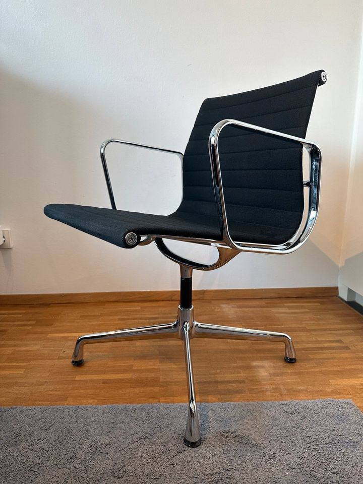 Vitra EA108, top Zustand, keine Schäden, einfach schöner Stuhl in Freiburg im Breisgau
