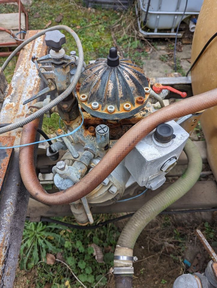 Biete Traktoranhänger mit 2000L Wasserfass inkl. Zapfwelle-Pumpe in Müllheim