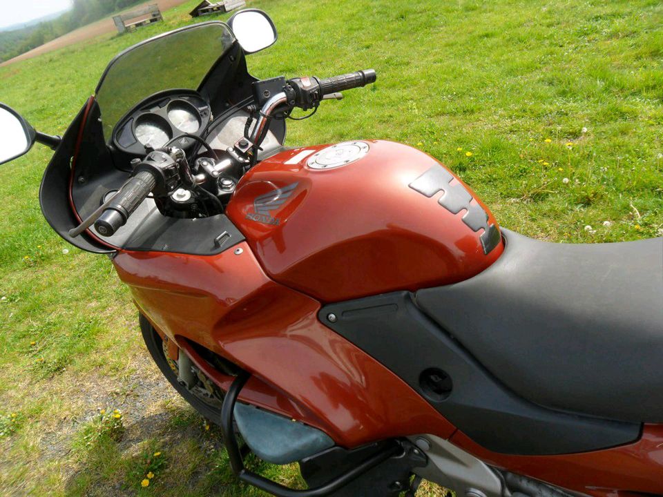 Honda NT650V DEAUVILLE in Felsberg