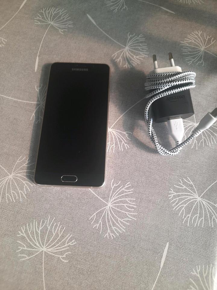 SAMSUNG GALAXY A5(6) SEHR GUTE ZUSTAND IN SCHWARZ UND GOLD in Greetsiel
