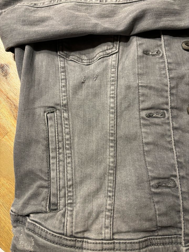 Eine graue Jeans Jacke von Edc in Blomberg