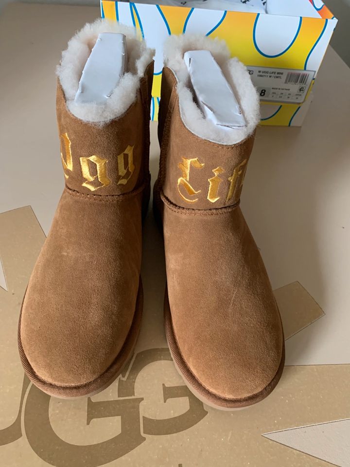 UGG Mini Life 39 Gold Jeremy Scott x UGG neu und OVP moschino in Hümmerich