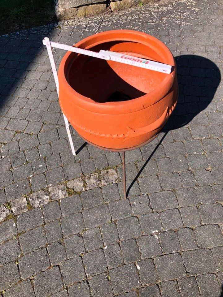 Blumentopf in Tropfenform, Kunststoff, mit separatem Metallfuss in Rodgau