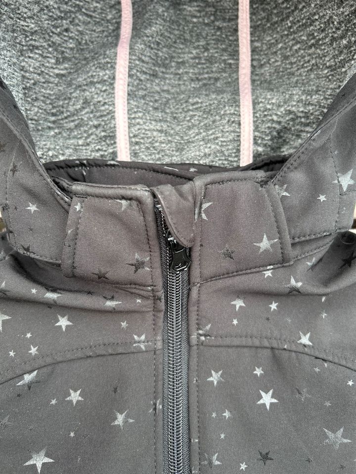 Softshelljacke H&M Gr.104 schwarz mit Sternen in Pattensen