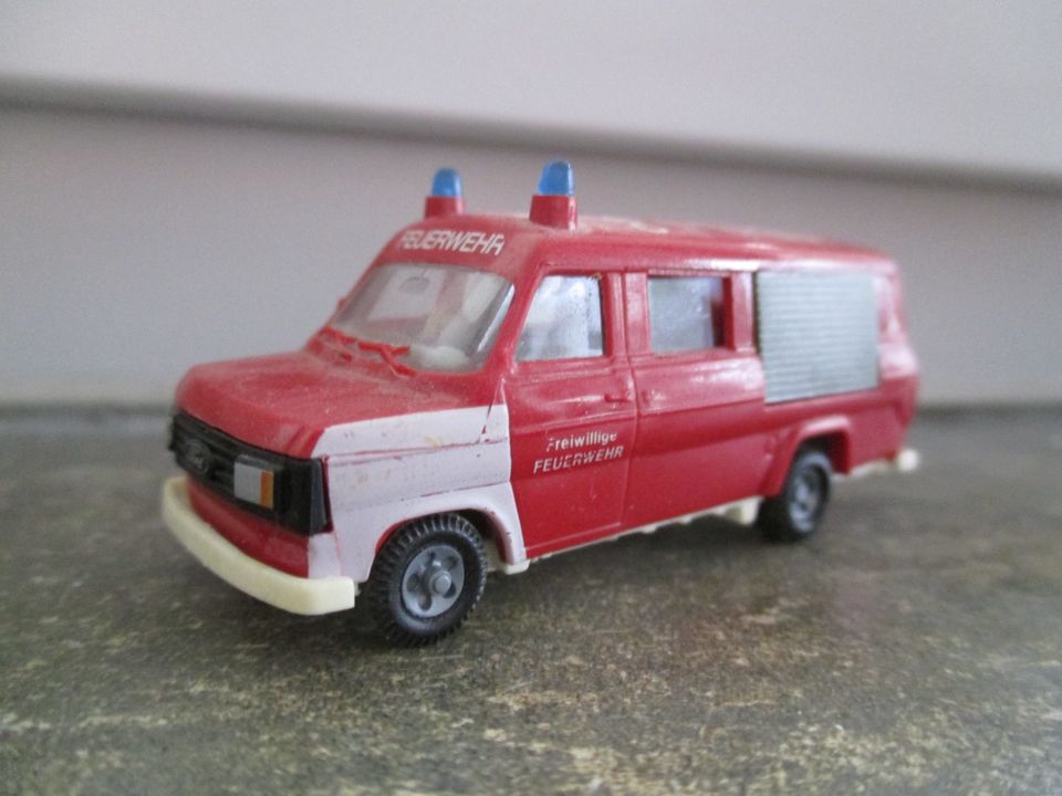 Busch / Praline Ford Transit Feuerwehr 1/87 in Tiefenbronn