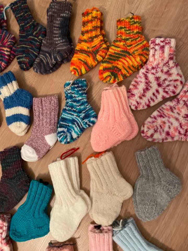 Selbst gestrickte Baby Wollsocken in Saarbrücken