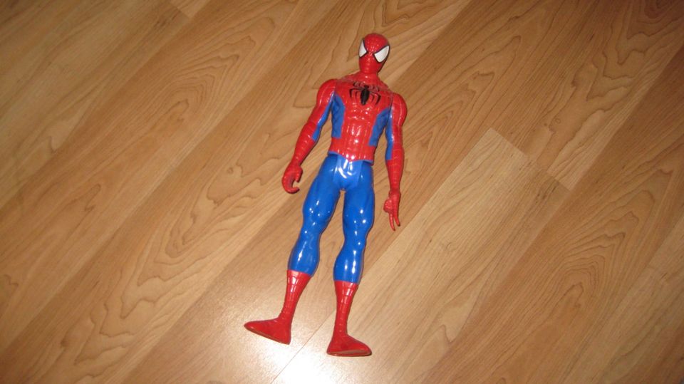 Figur_Aktionfigur_Puppe * Spiderman * Hasbro * 30 cm in Gifhorn