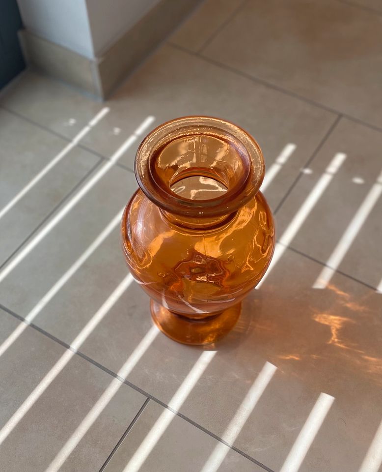 Vase Glas orangefarben in Münzenberg
