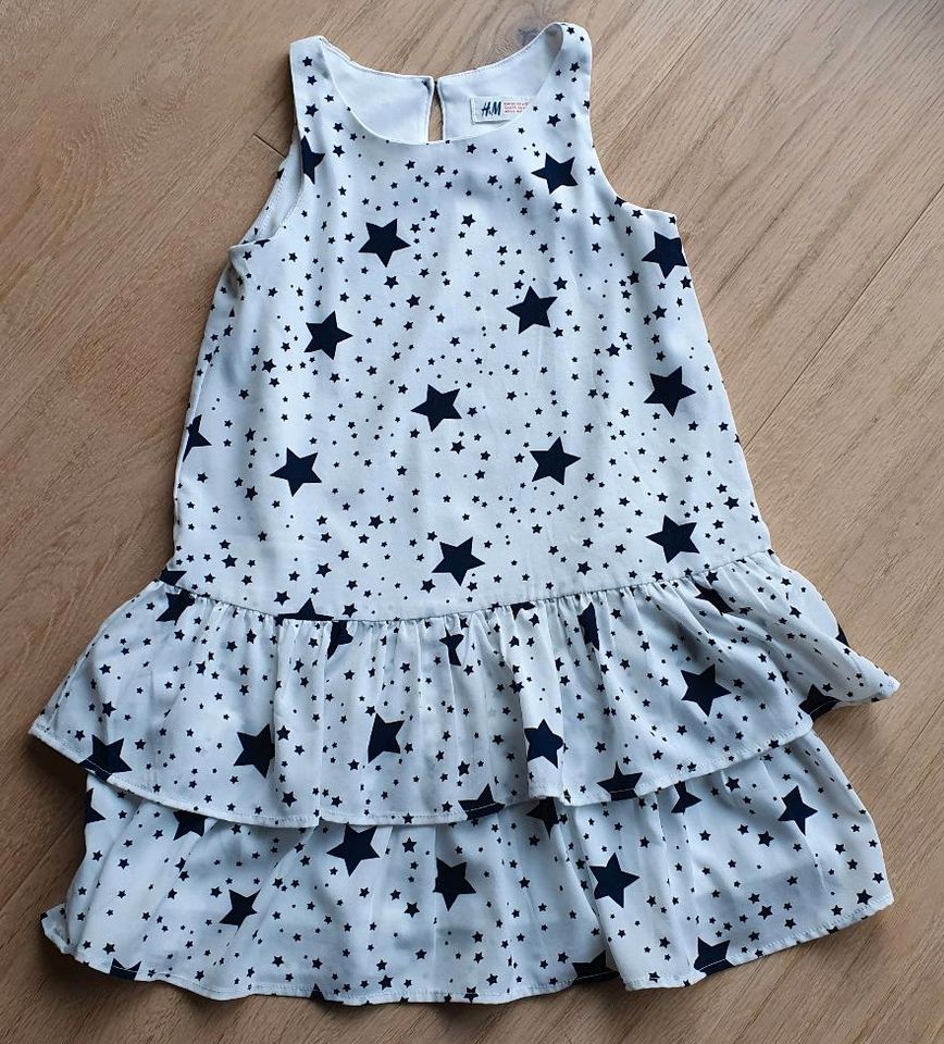 festliches Kleid, Gr. 122, weiß mit dunkelblauen Sternen in Ammersbek