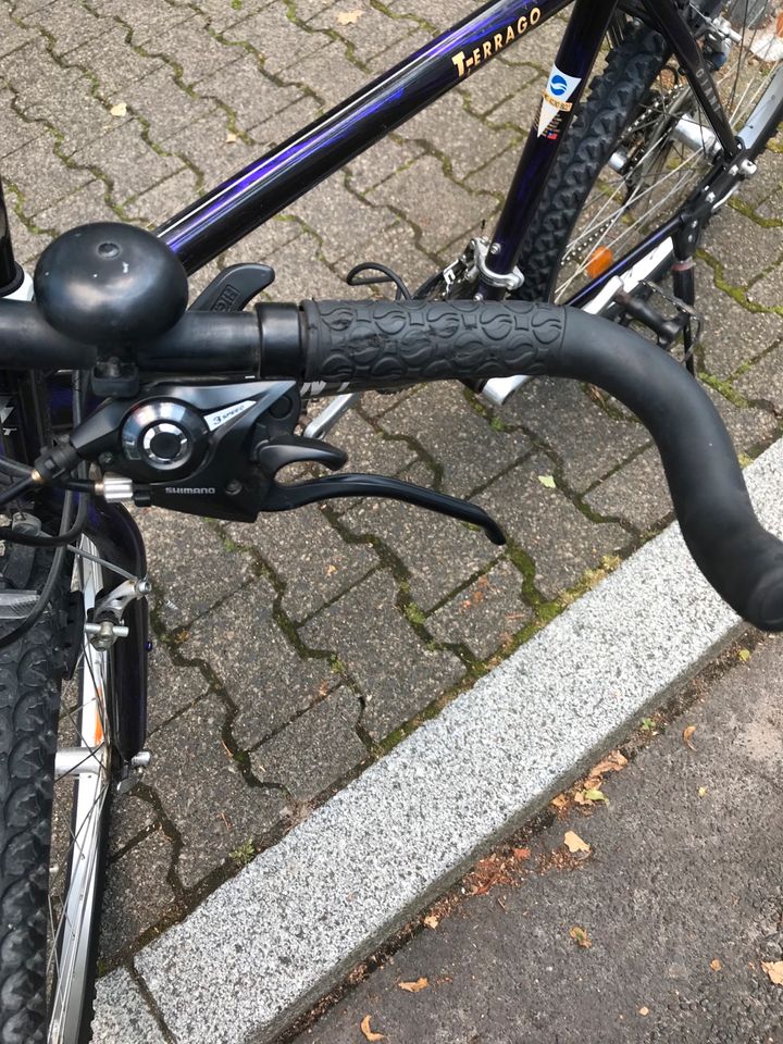 Gute Giant Jungend oder Mädchen Fahrrad 26 Zoll 21 Gänge in Frankfurt am Main