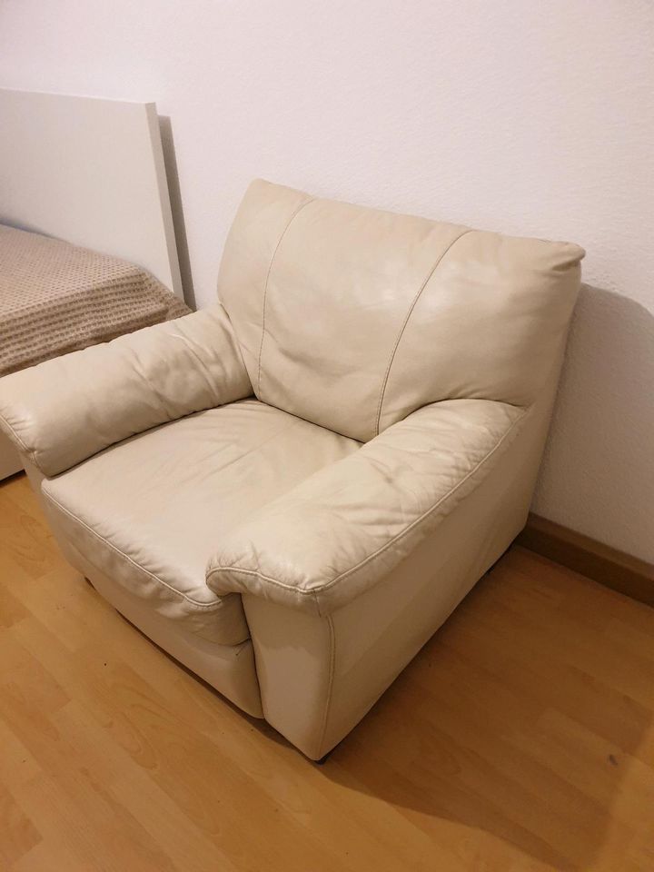 Ledersofa und einen Sessel in Leipzig