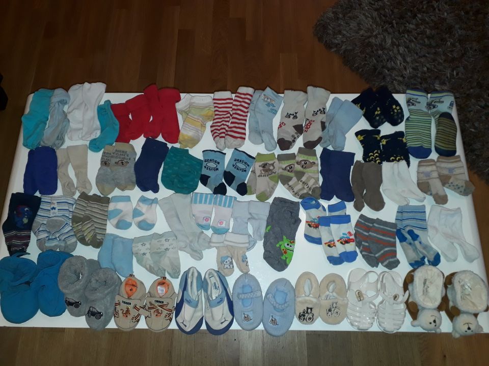 10x bis Gr. 20 / 21 Schuhe & Hausschuhe Slipper + 42x Socken in Frankfurt am Main