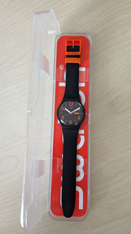 Swatch Uhr Schwarz/ Orange Datumsanzeige in Babenhausen