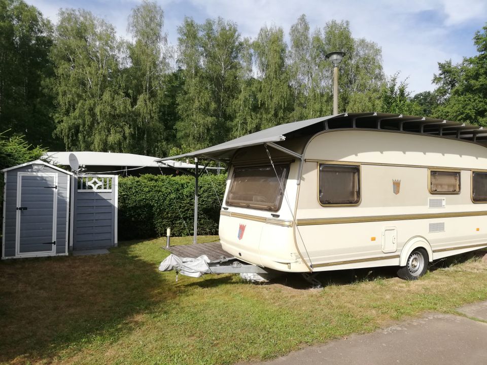 Im Grünen, am Wasser: Dauercampingplatz mit Wohnwagen Tabbert in Kriebstein