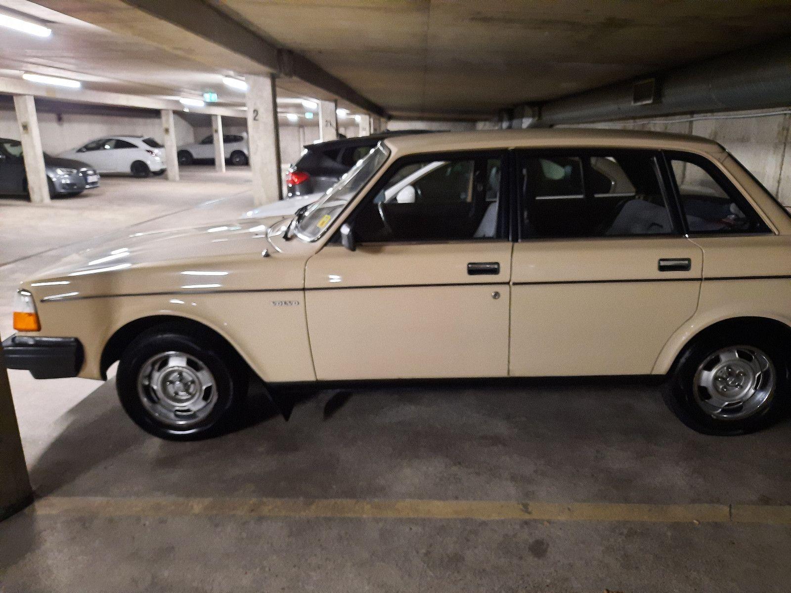 Abbildung des Autos Volvo 240 DL