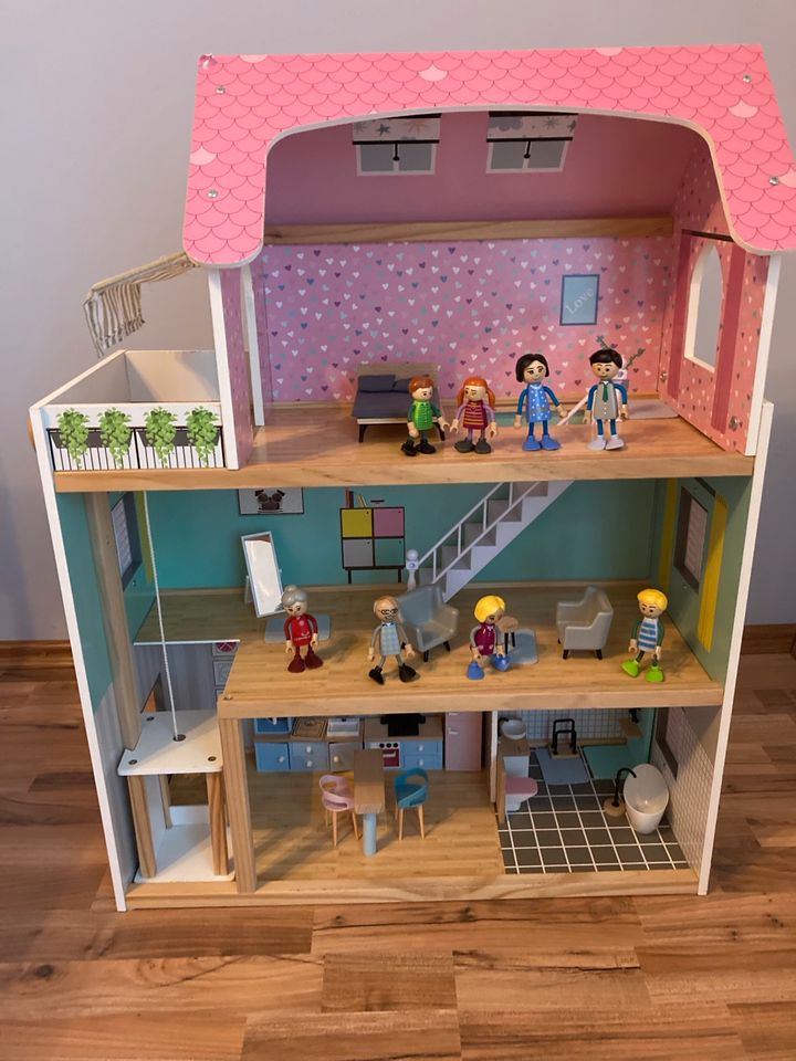 Puppenhaus aus Holz inkl. Einrichtung & Spielfiguren in Kuppenheim