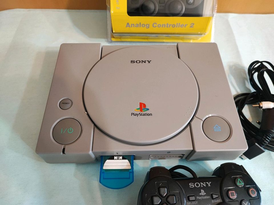 PlayStation 1 mit Controller, Spiel in Köln Vogelsang