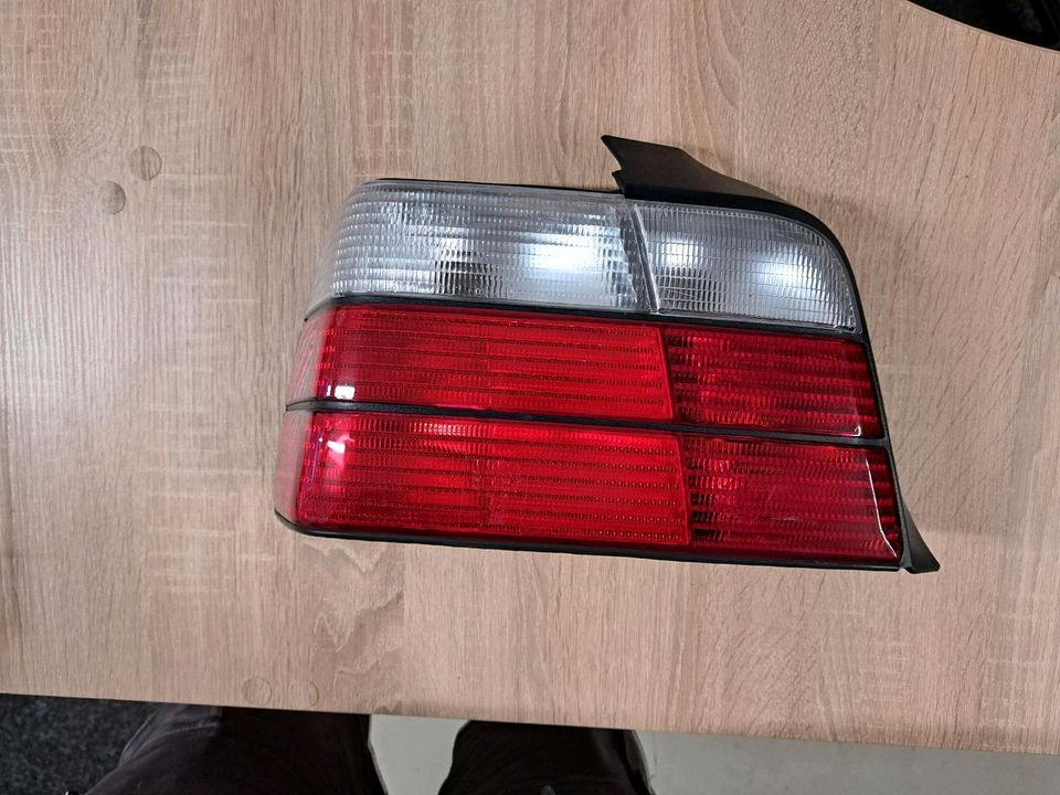 BMW E36 Limo Limousine Rückleuchte Links Weiß/Rot in Lippstadt