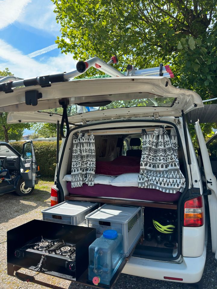 VW Bus T5 mit Camper Ausbau in Egling