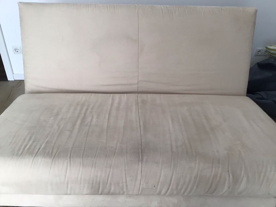 Schlafcouch gebraucht beige mit Kissen in Königsmoos