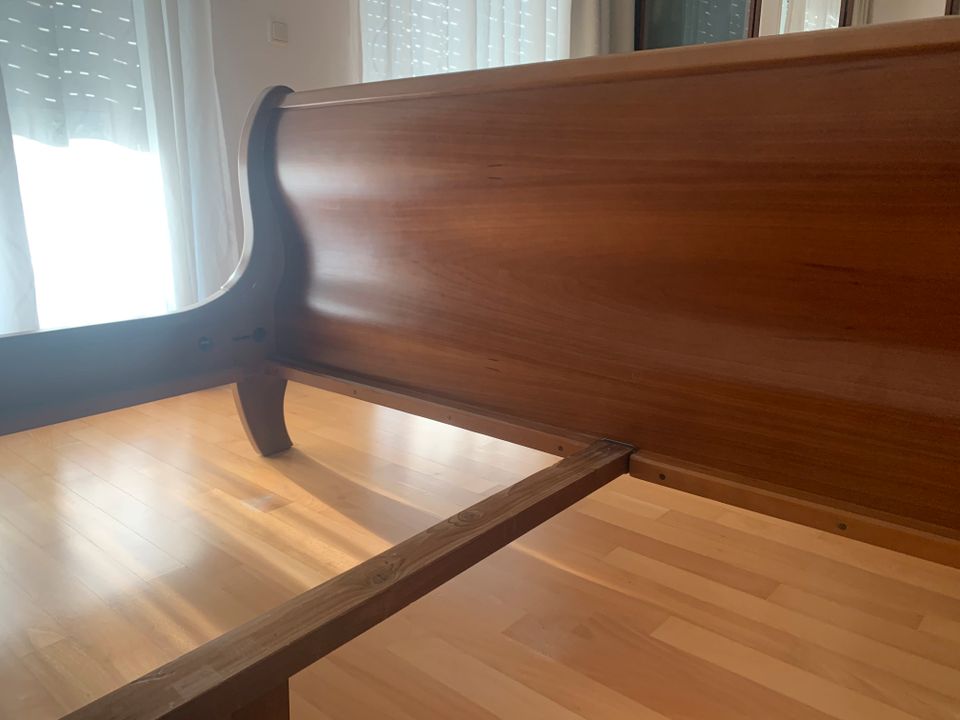 Elegantes Massivholz Bett Top Zustand ! Sehr gepflegt 180X200 cm in Fürstenfeldbruck