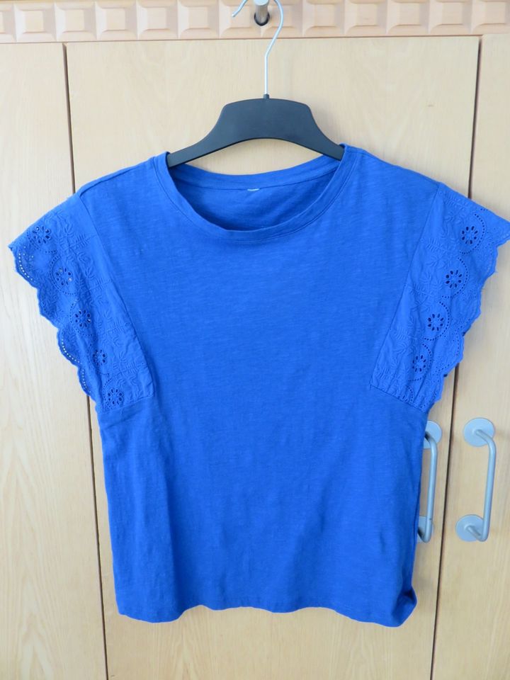 Blaues T-Shirt mit Spitze an den Ärmeln in Schwäbisch Hall