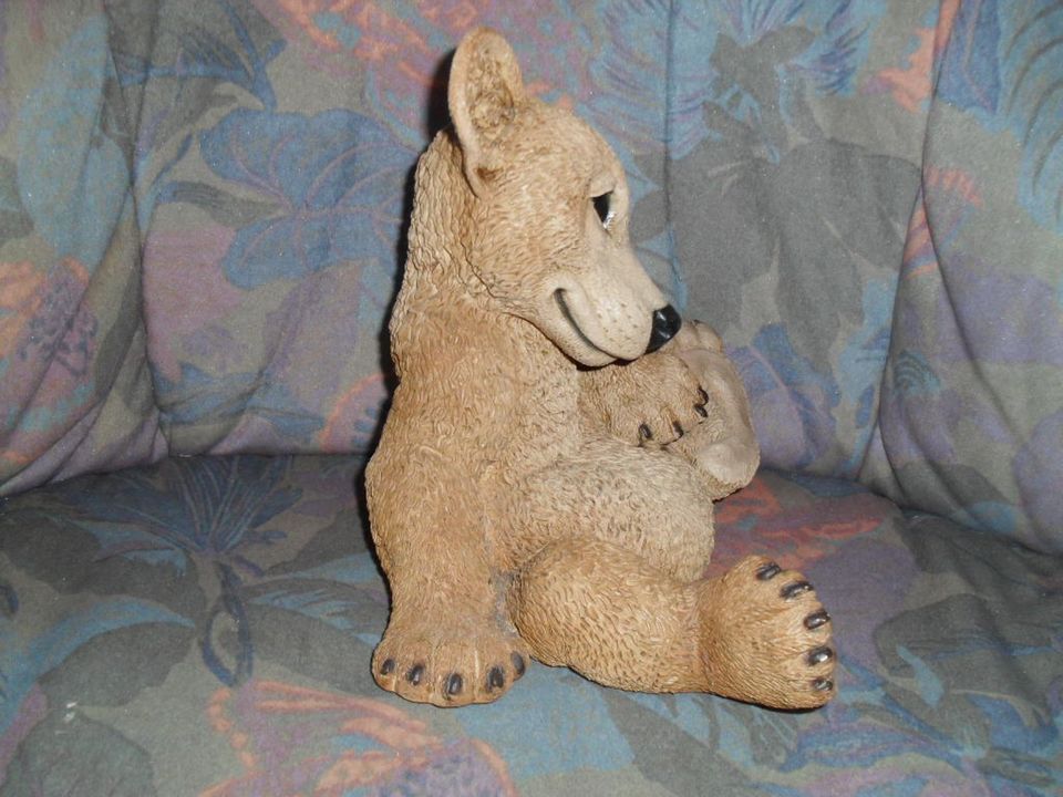 Dekofigur, Junger Bär sitzend ( Sammlerfigur ) in Kirchheim am Neckar