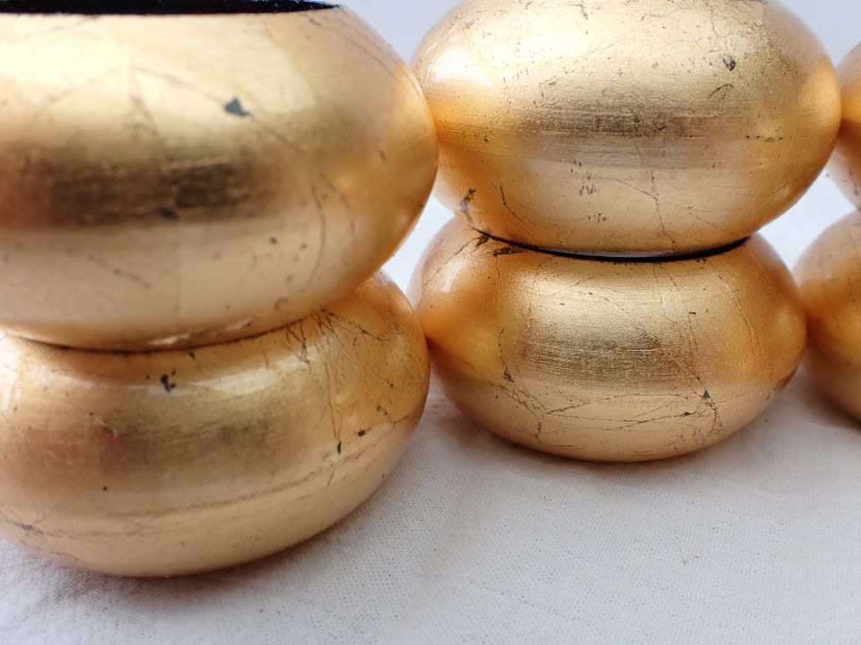 Vintage 8 goldfarbige Serviettenringe Shabby Holz Form plankonvex in Geldern