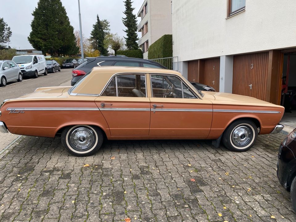 Plymouth Valiant V200 Six Oldtimer Montage Suisse in Konstanz