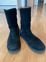 Warm gefütterte Winterstiefel von UGG, Gr 37 Berlin - Karlshorst Vorschau