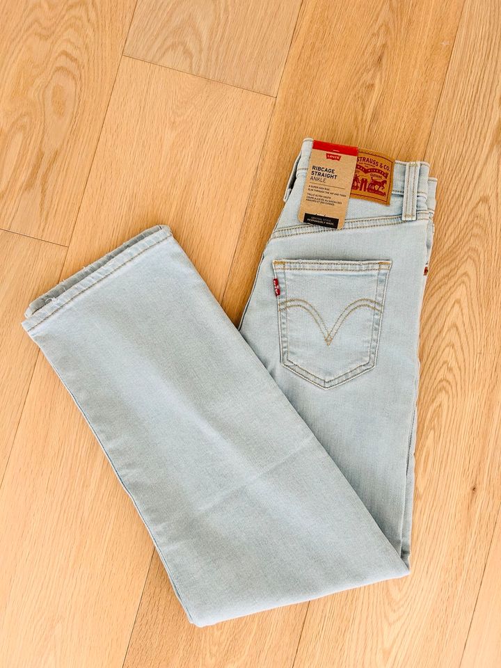 Neu mit Etikett! Ribcage Straight Ankle Jeans von Levi‘s Gr. 25 in Hamburg