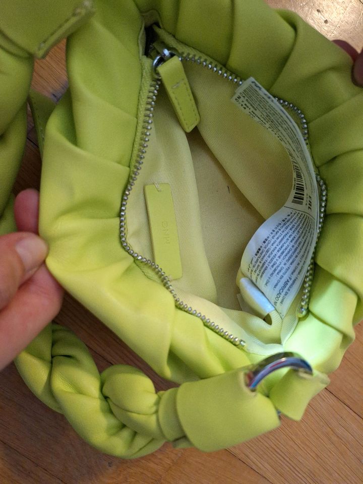 Neon gelbe-grüne Tasche von Mango in Wald