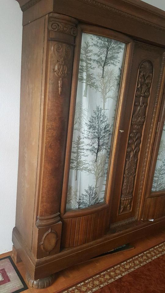schöner massiver Holzschrank mit zwei Glastüren | Schrank Holz in Erlangen