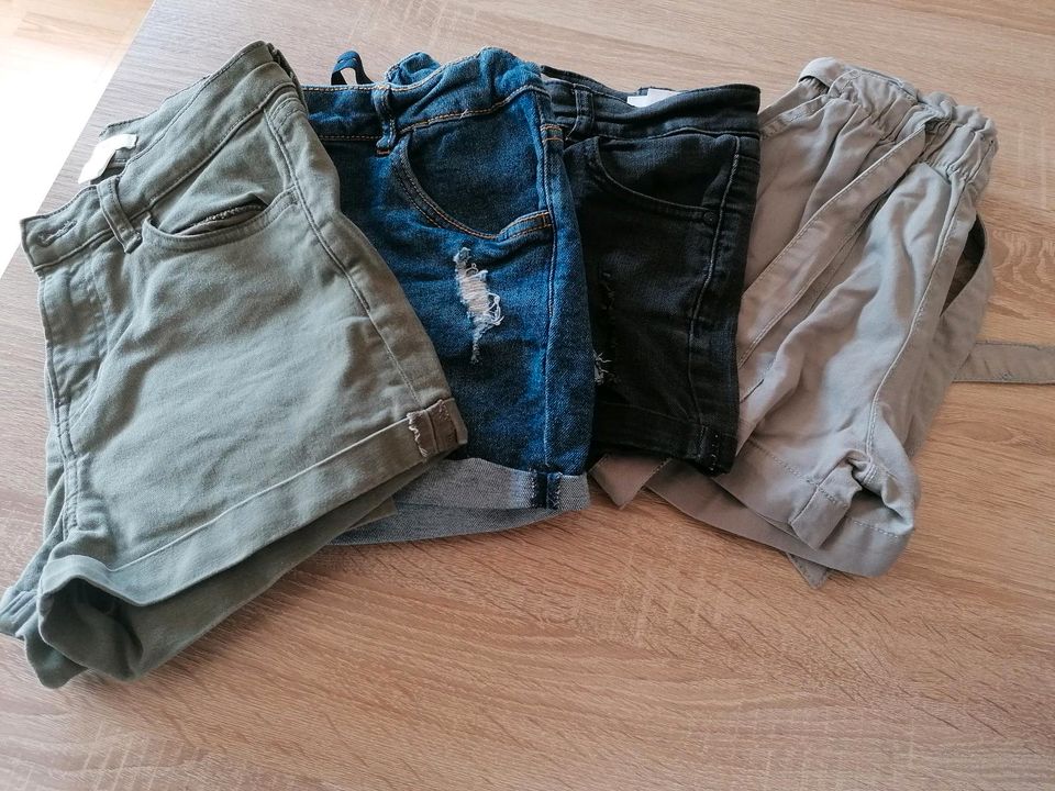 Konvolut an Teenie-Shorts in Ahlen