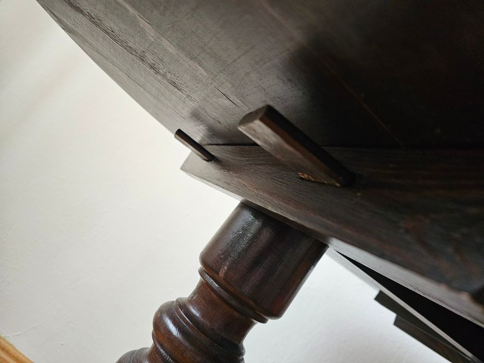 Sehr schöner antiker ovaler Tisch, Holz, dunkelbraun in Wasserburg am Inn