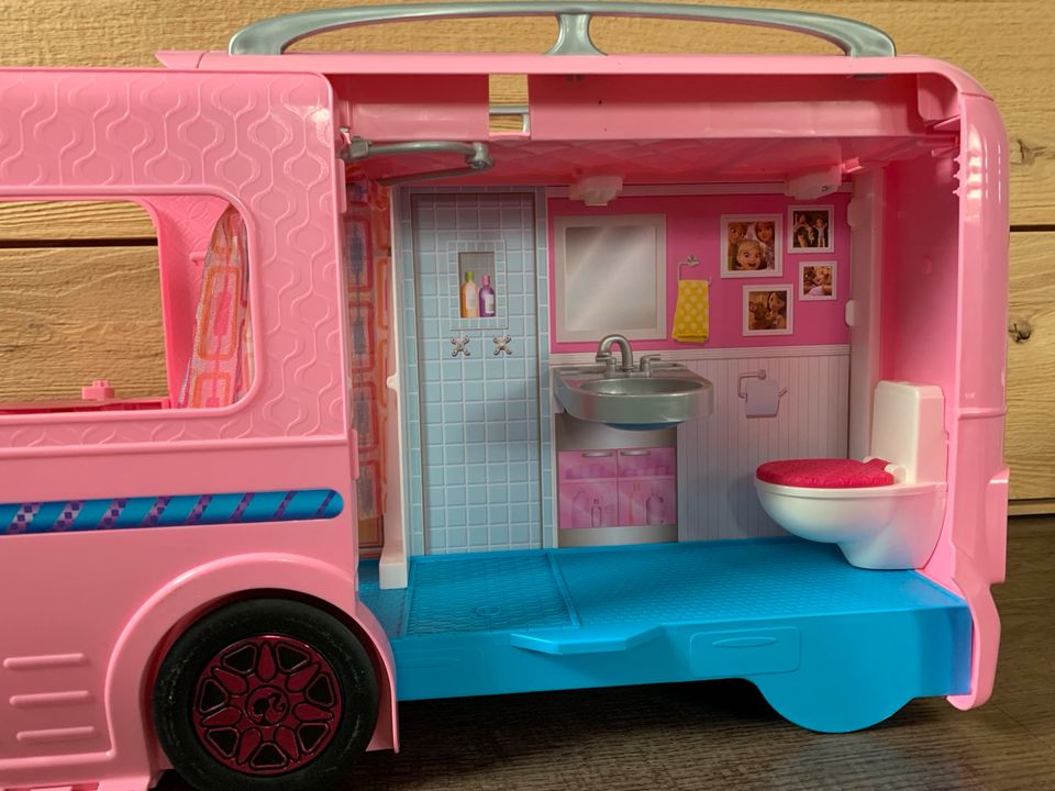 Barbie Super Abenteuer Camper ausklappbar in Albertshofen