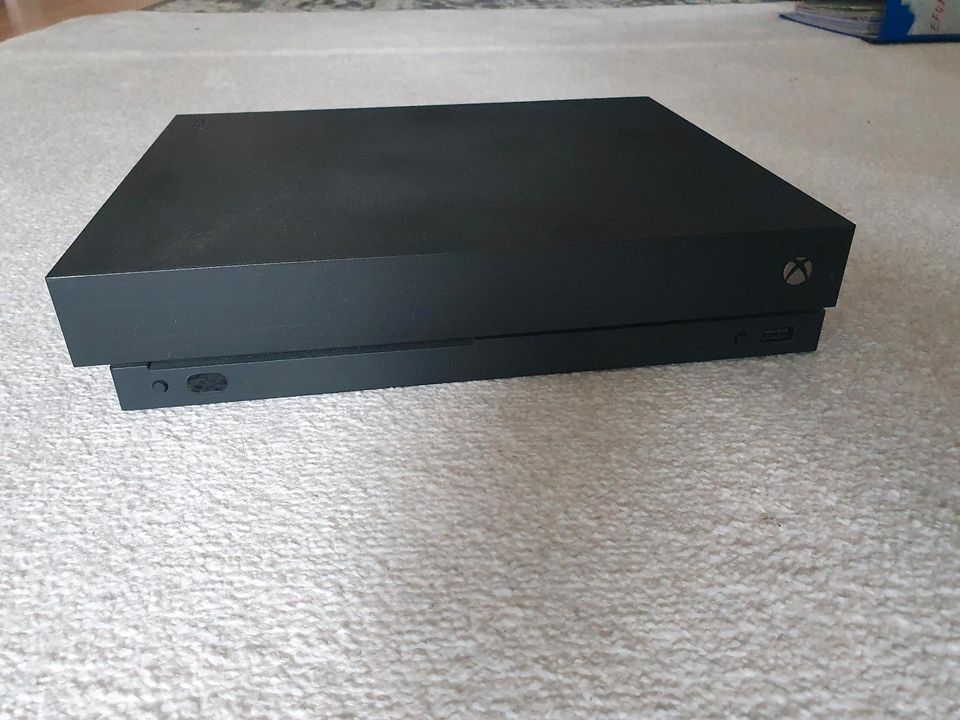 Xbox One X  1TB+Spiele+Controller in Altenholz