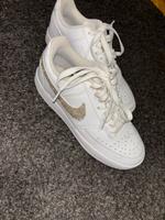 Nike DIY turnschuhe mit Rhinestoned größe 36.5 Sachsen-Anhalt - Weißenfels Vorschau