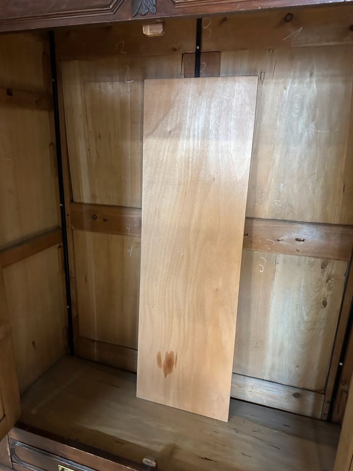 Antiker Kleiderschrank 140x203x51cm in Düsseldorf