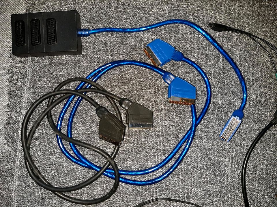 Tüte mit VHS Kabel , HDMI Spilter , Scart , Audio , Chinch usw. in Burgdorf